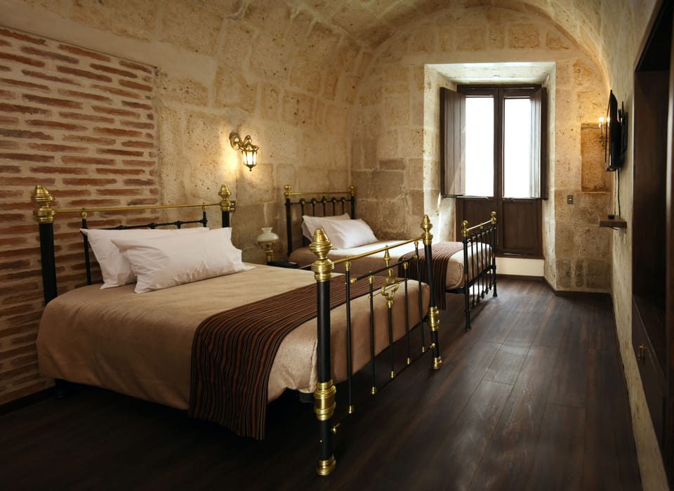 Colonial Twin room | Premium bedding, down comforters, pillowtop beds, minibar