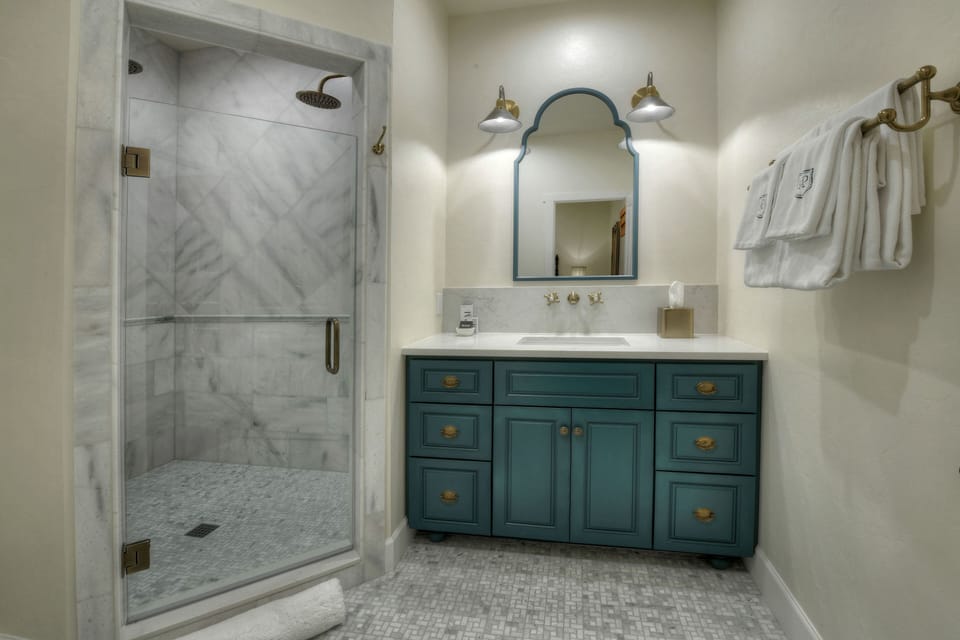 The Peter Rainsford Brady Room | Bathroom | Shower, rainfall showerhead, designer toiletries, hair dryer