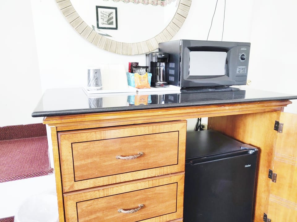 Deluxe Room, 2 Double Beds | Desk, free WiFi, bed sheets