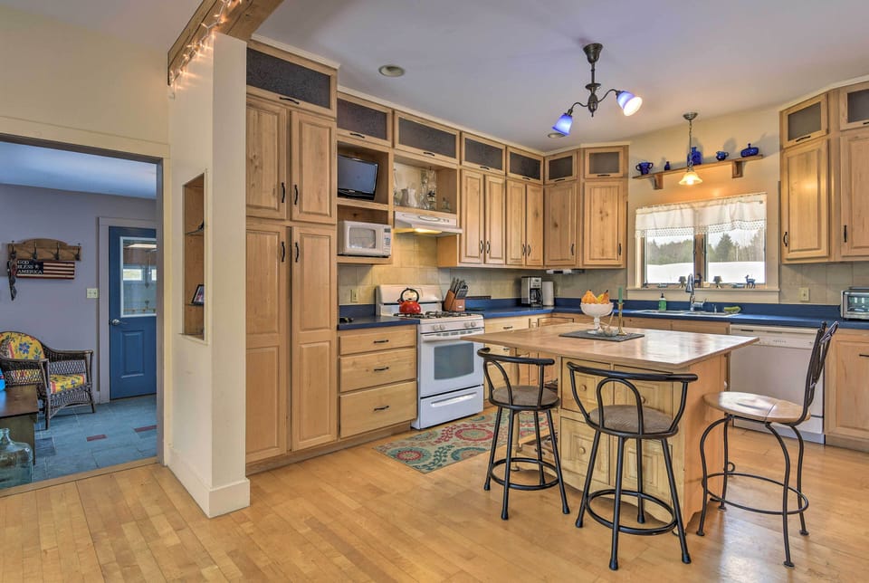 Kitchen | Island w/ Bar Seating