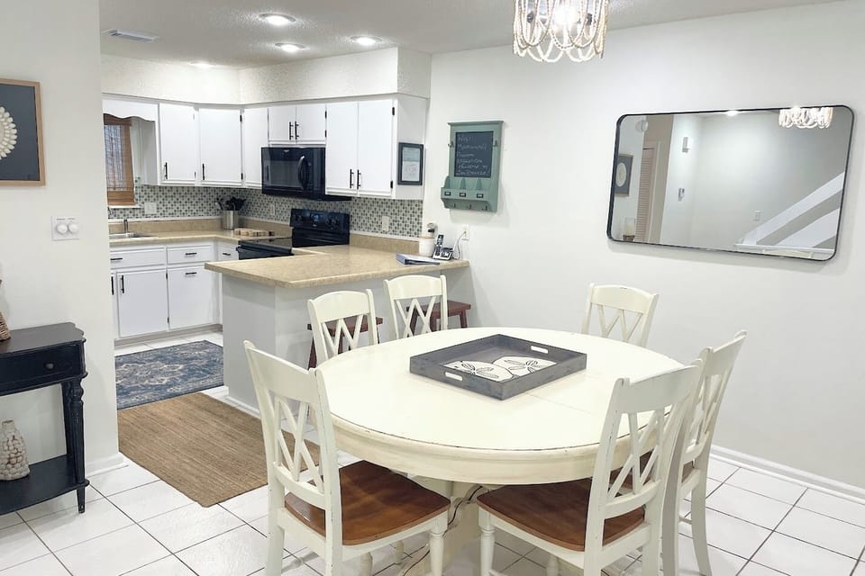 Spacious and bring Dining area for 6 plus breakfast bar