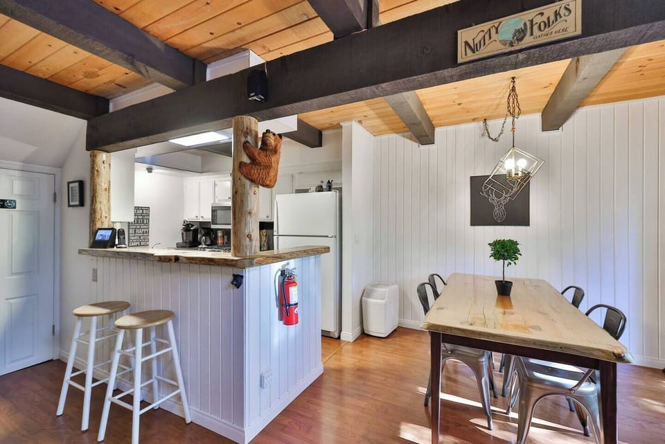 Seating for 6, go out the slider door for private deck with Jacuzzi and BBQ
