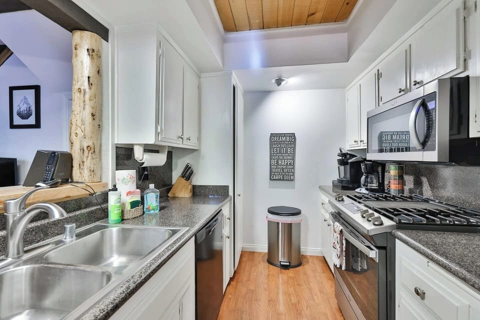 Full kitchen with all the items you will need for your visit. Coffee maker Kurig, pots and pans.Modern kitchen! Full size microwave, dishwasher, garbage disposal, coffee maker, keurig, (bring your own pods), blender... Plenty of plates, pans and mugs