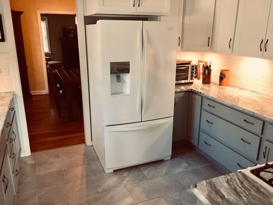 Well equipped kitchen with icemaker, filtered water and stocked bottled water.