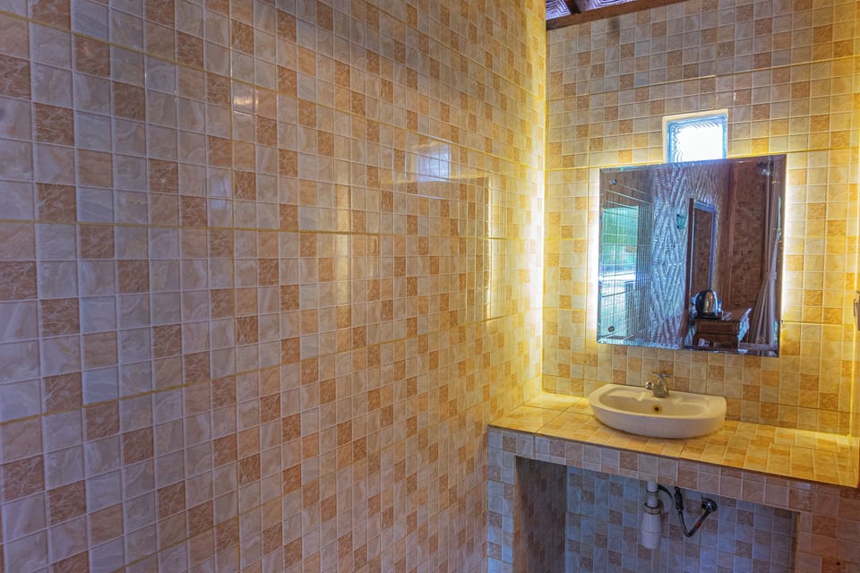 Superior Room, 1 King Bed, Garden View | Bathroom | Shower, free toiletries, bidet, towels