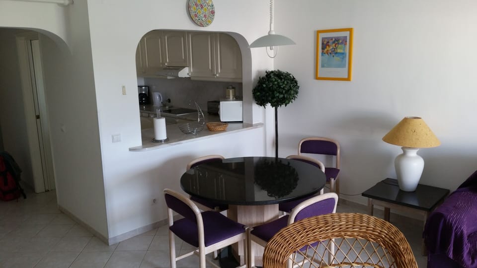 The dining area will comfortably seat six around a granite-topped round table.