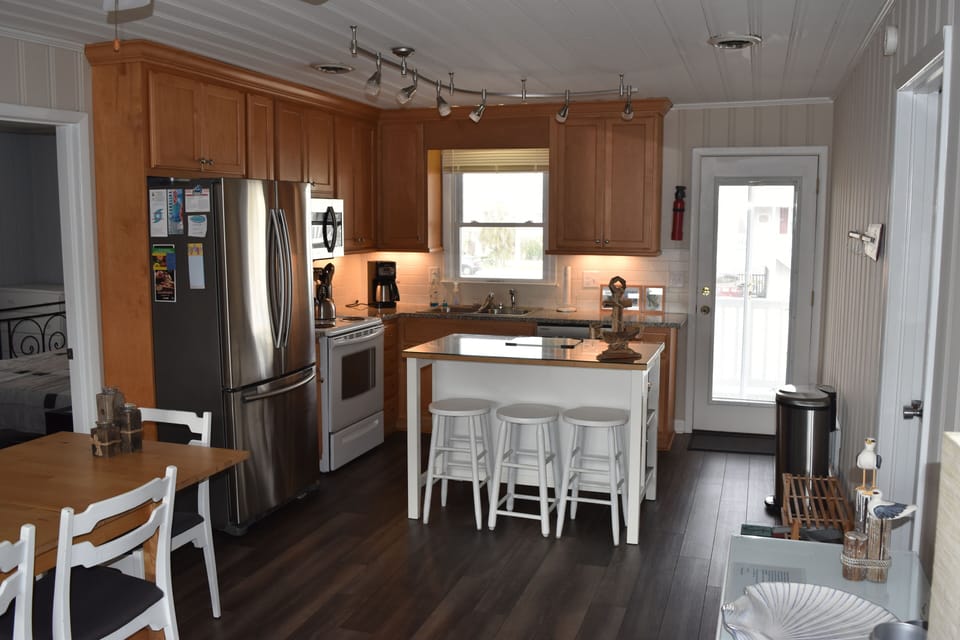 Dine-in kitchen with microwave, dishwasher, fridge/freezer, and icemaker