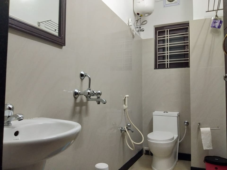 Shower, rainfall showerhead, free toiletries, slippers