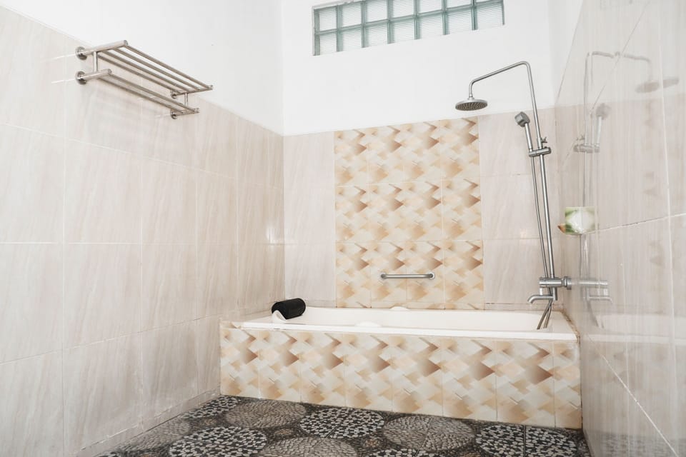 Deluxe Suite | Bathroom amenities | Shower, towels