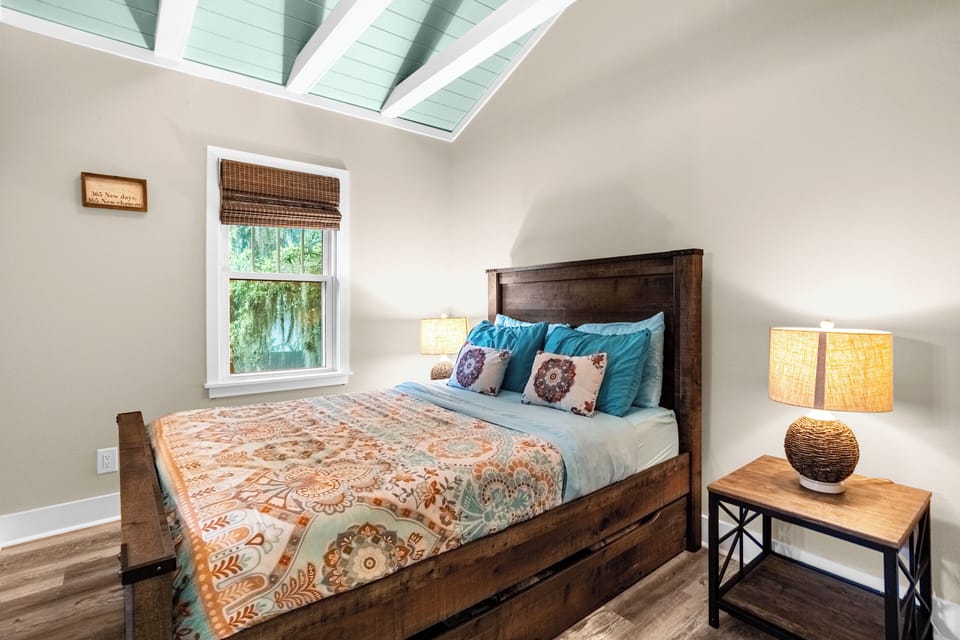 2nd bedroom with full size bed.