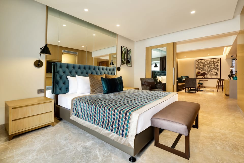 Executive Suite | Minibar, in-room safe, desk, blackout drapes
