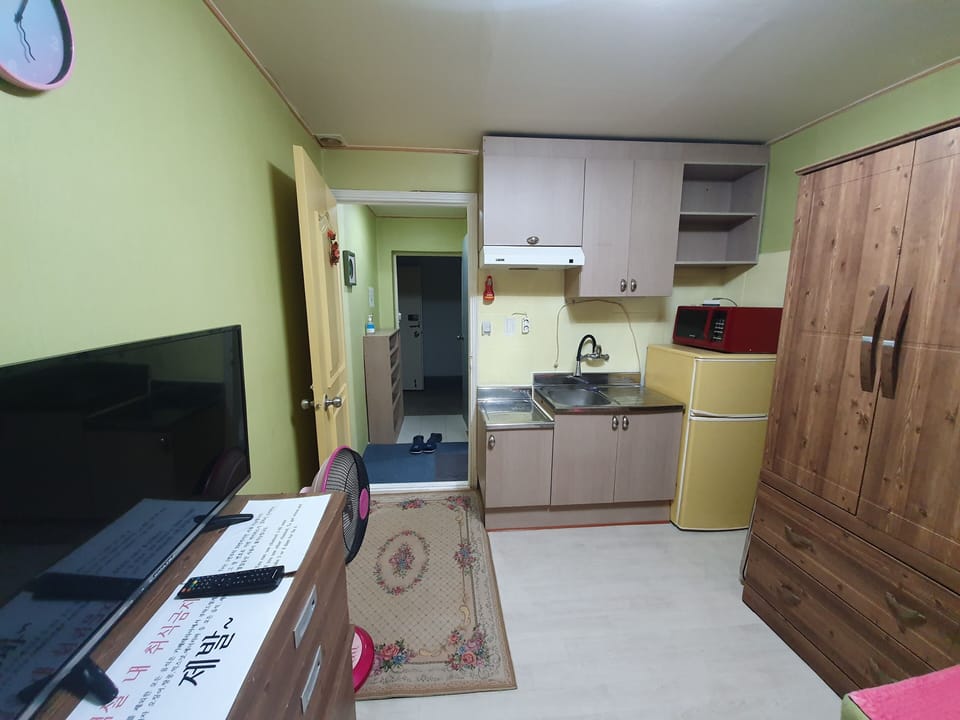 Basic Single Room, 1 Bedroom, Non Smoking, Private Bathroom | Laptop workspace, soundproofing, iron/ironing board, free WiFi