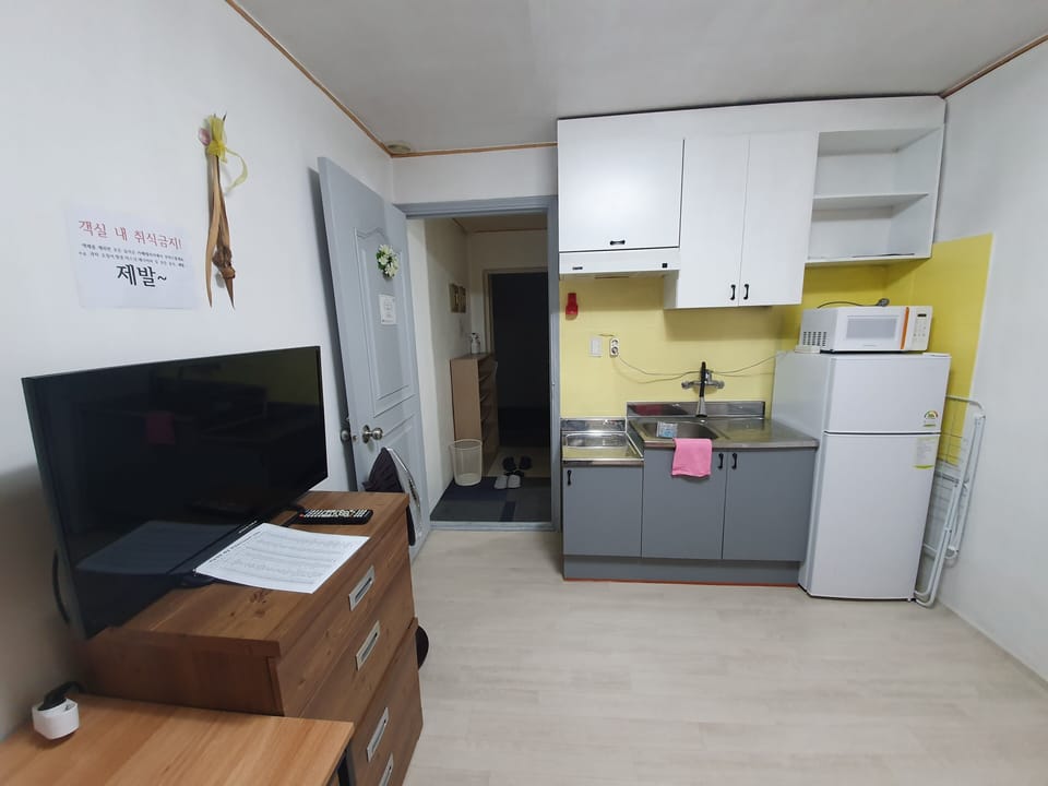 Basic Single Room, 1 Bedroom, Non Smoking, Private Bathroom | Laptop workspace, soundproofing, iron/ironing board, free WiFi