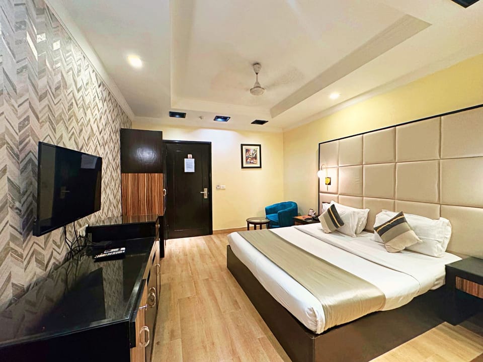 Deluxe Room | In-room safe, desk, rollaway beds, free WiFi