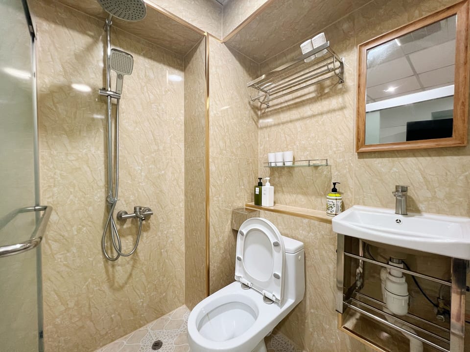 Shower, rainfall showerhead, free toiletries, hair dryer