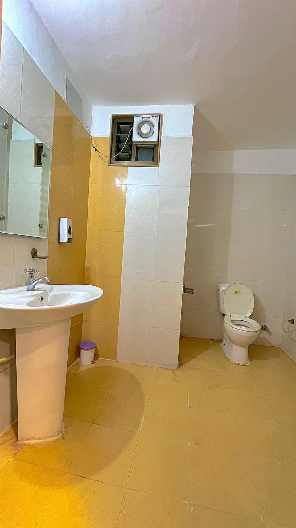 Shower, free toiletries, towels