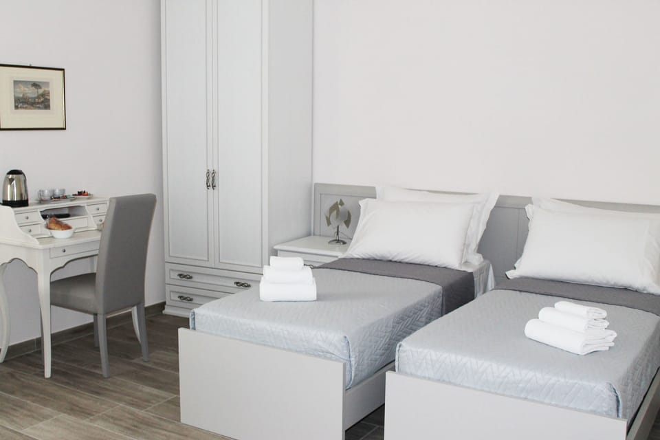 Comfort Triple Room, Ensuite, Courtyard View | 1 bedroom, minibar, in-room safe, individually furnished