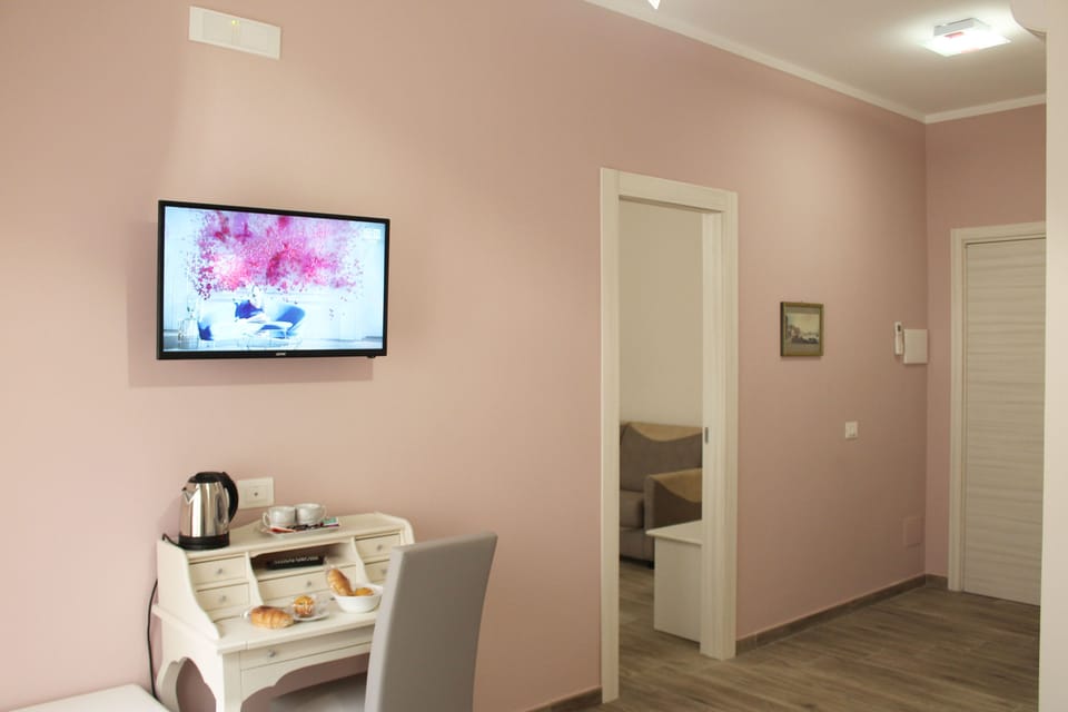 Superior Quadruple Room, Ensuite, Courtyard View | 1 bedroom, minibar, in-room safe, individually furnished