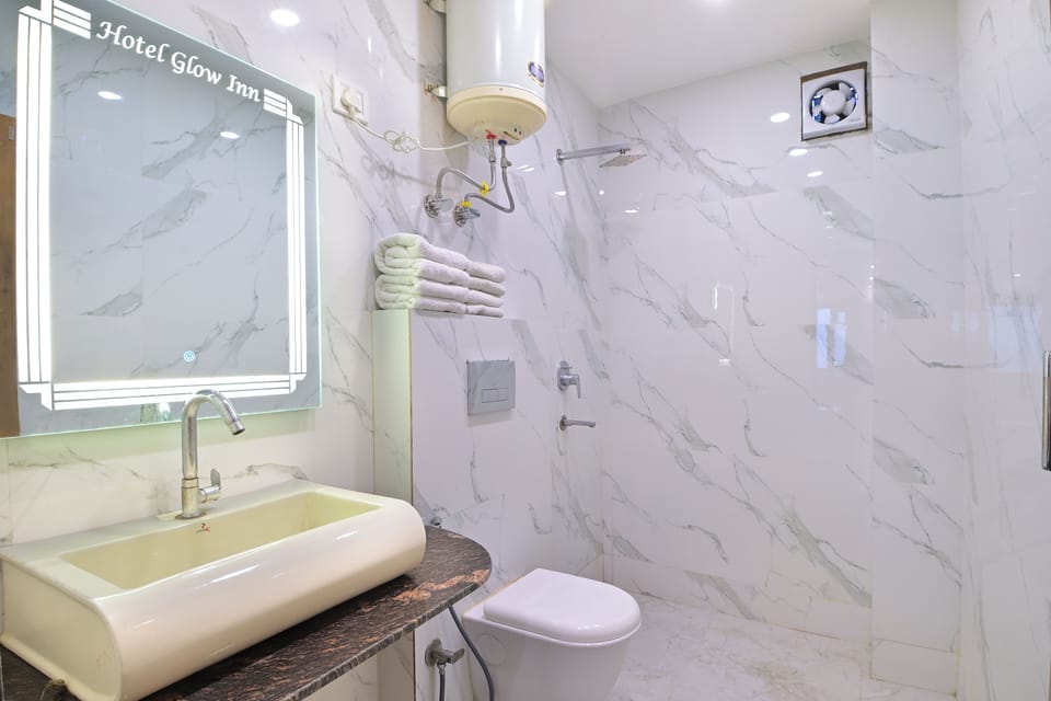 Deluxe Triple Room, 1 Bedroom | Bathroom | Shower, free toiletries, towels