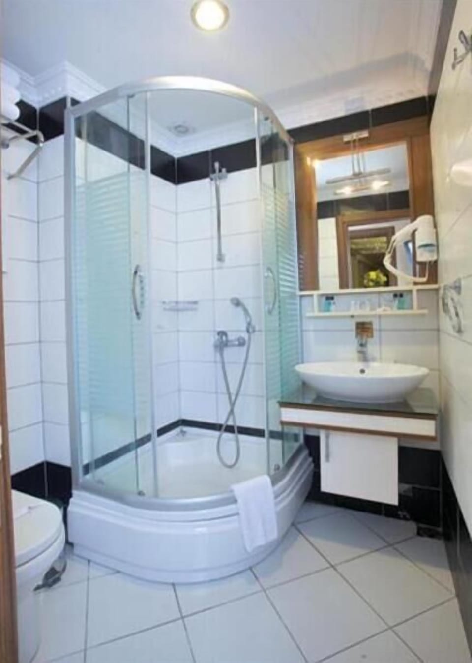 Family Quadruple Room | Bathroom | Slippers