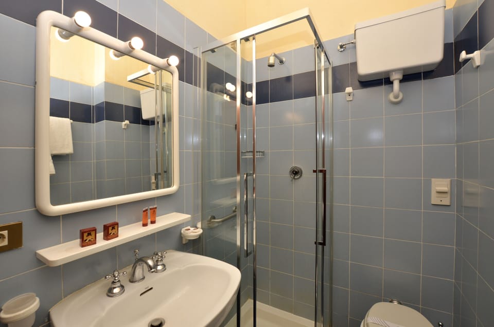 Economy Double or Twin Room | Bathroom | Combined shower/tub, free toiletries, hair dryer, bidet