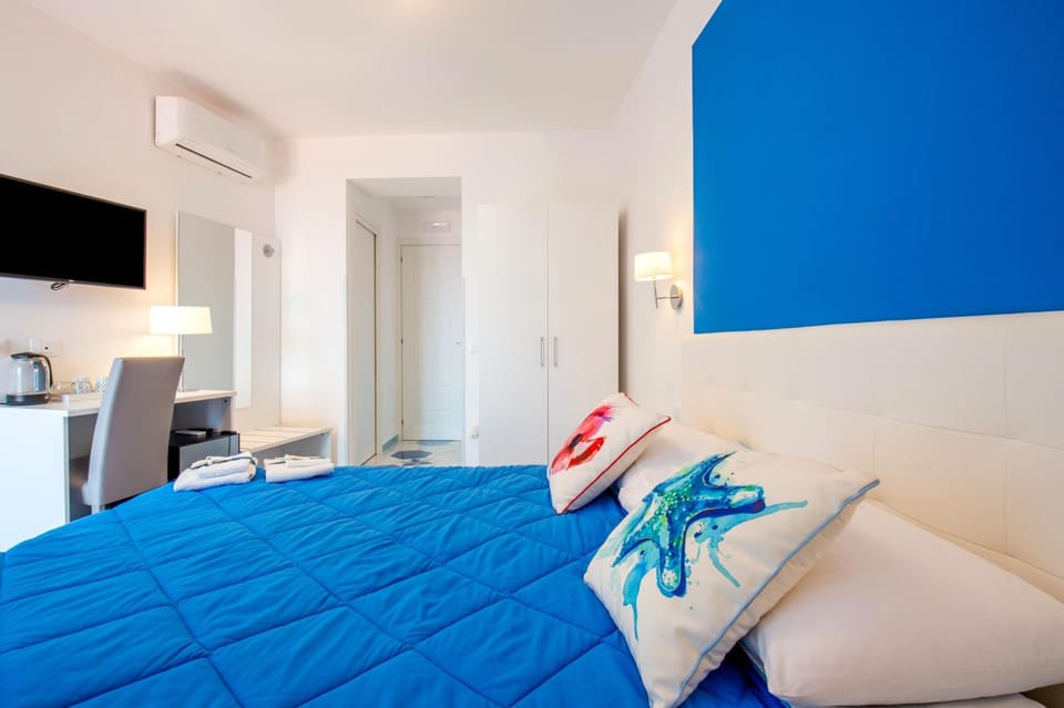 1 bedroom, hypo-allergenic bedding available, memory foam beds, minibar