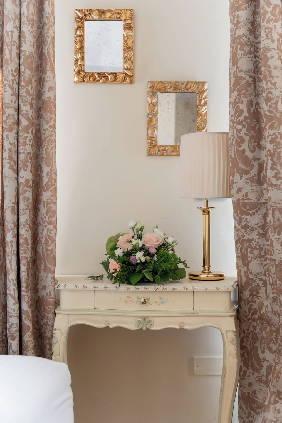 Small Room | Minibar, in-room safe, desk, blackout drapes
