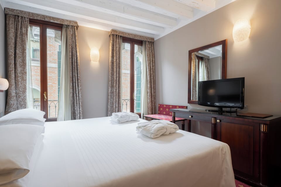 Double or Twin Room, Annex Building | Minibar, in-room safe, desk, blackout drapes