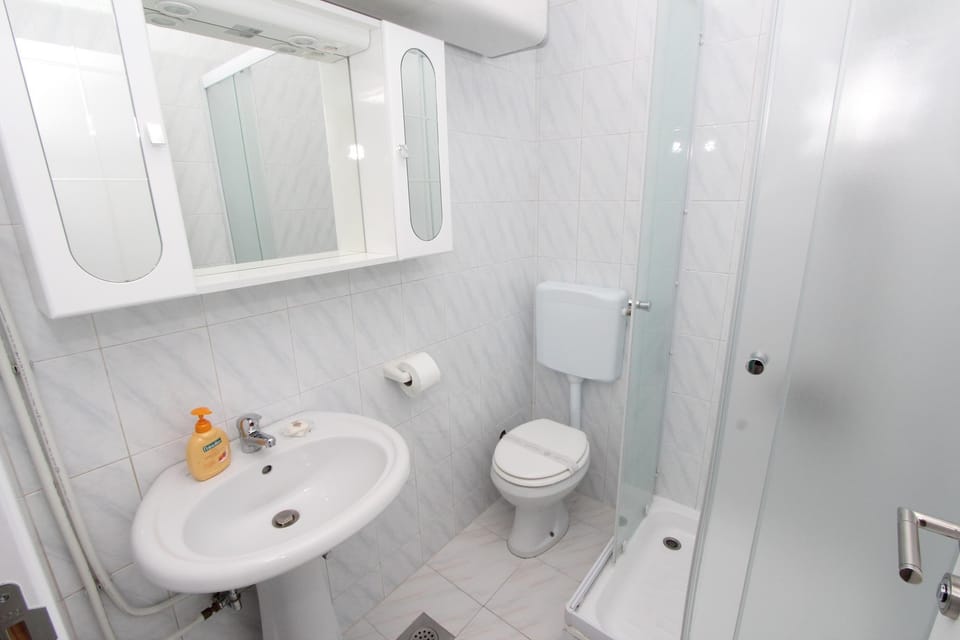 Double Room, Balcony | Bathroom | Shower, hair dryer, towels, toilet paper