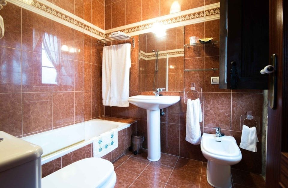 Superior Twin Room | Bathroom | Combined shower/tub, free toiletries, hair dryer, bidet