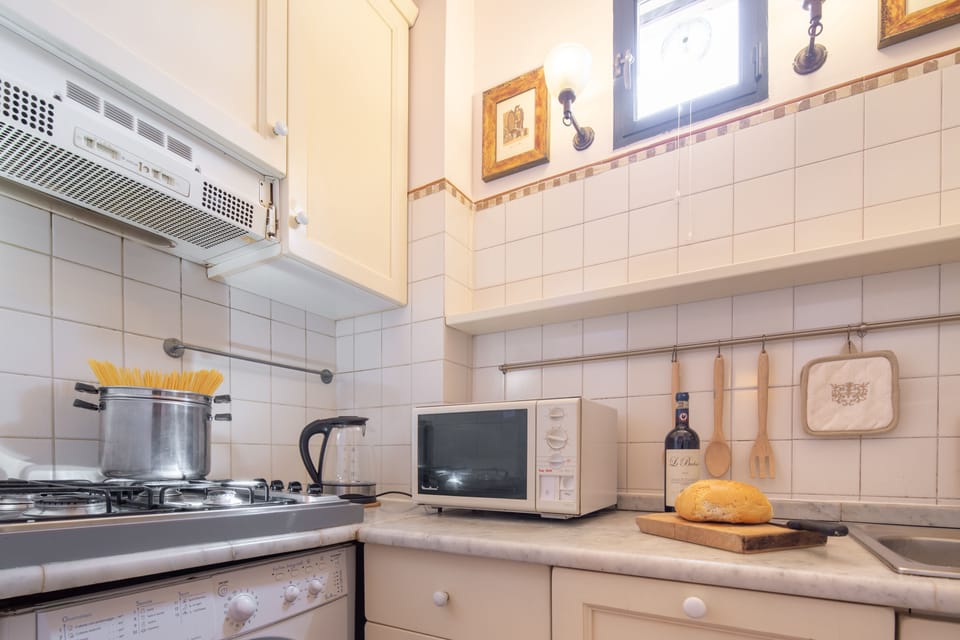 Comfort Apartment, 2 Bedrooms | Private kitchen | Fridge, microwave, oven, stovetop