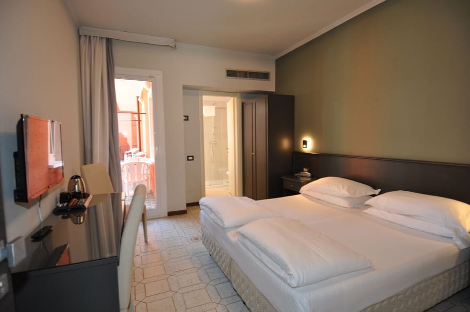 Superior Double or Twin Room, Balcony | In-room safe, desk, soundproofing, WiFi (free)