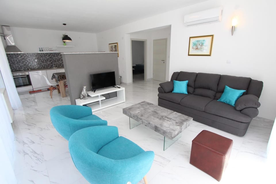 Apartment, 3 Bedrooms, Private Pool | Living room