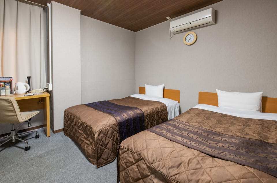 Standard Twin Room with Private Bathroom, Smoking | In-room safe, free WiFi