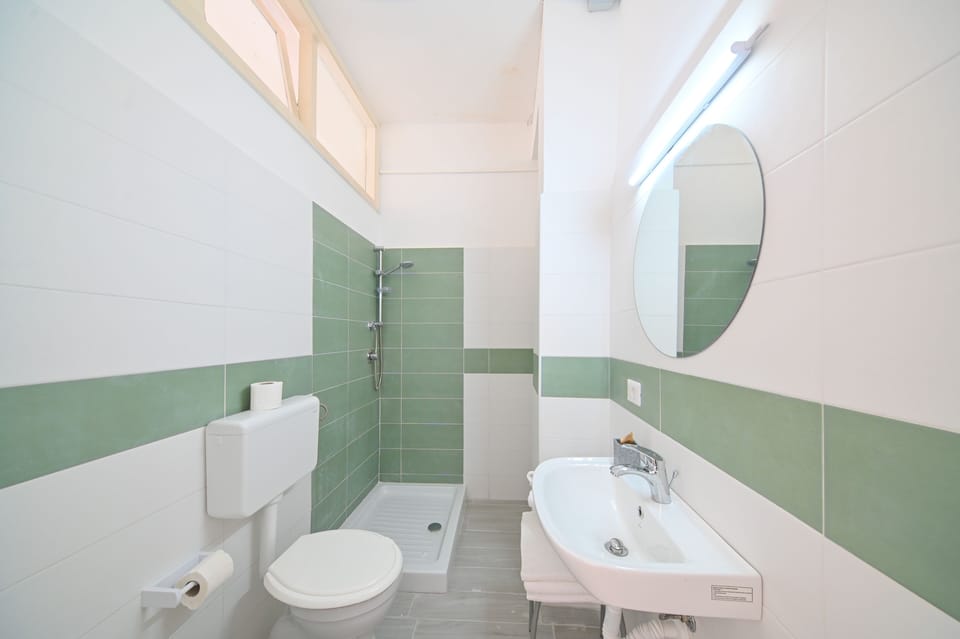 Superior Double Room | Bathroom | Shower, eco-friendly toiletries, hair dryer, bidet
