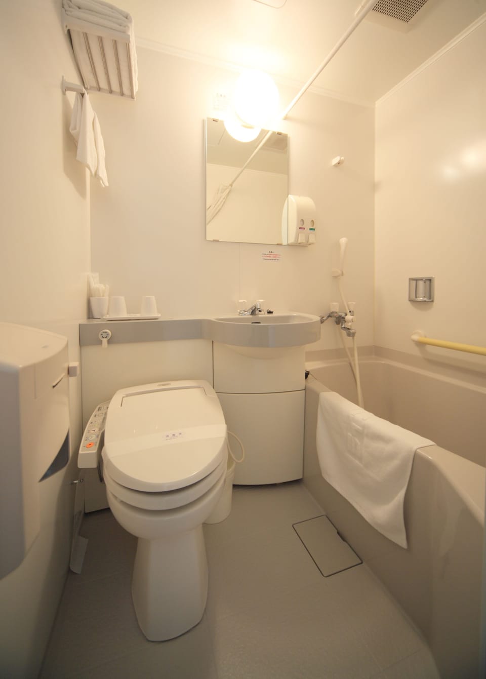 Combined shower/tub, deep soaking tub, free toiletries, hair dryer