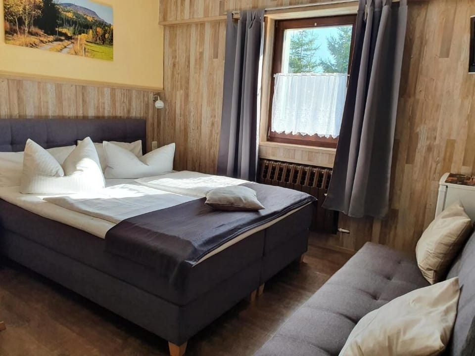 Free WiFi, bed sheets