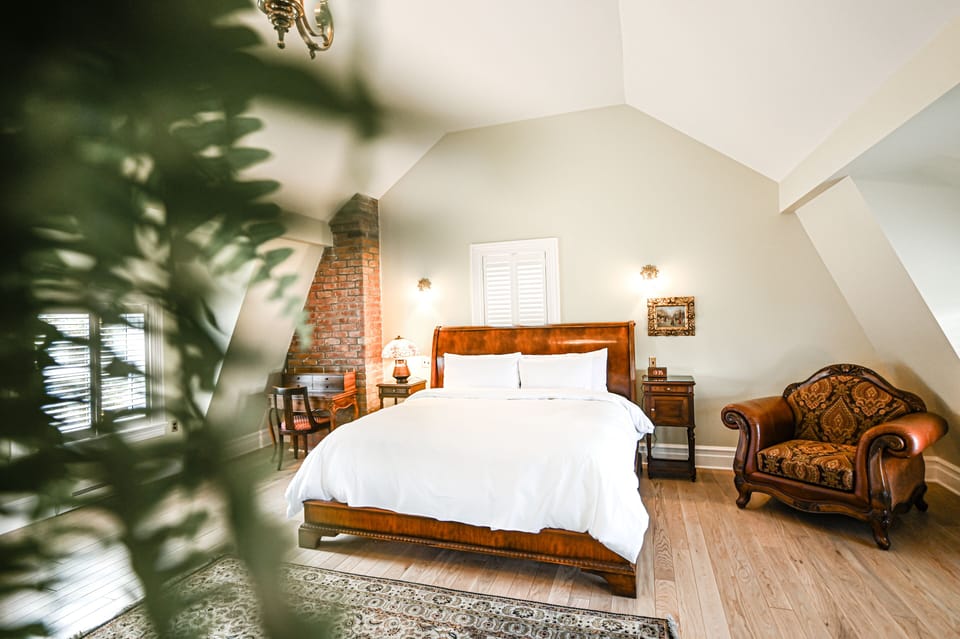 Signature Studio Suite, 1 King Bed, Annex Building | Premium bedding, down comforters, individually decorated