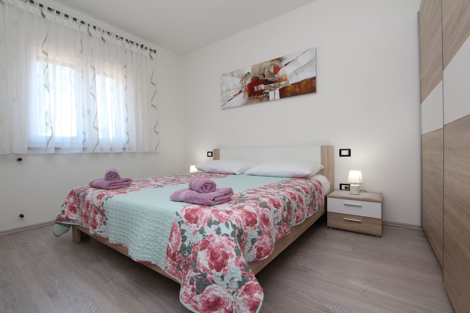 Apartment, 3 Bedrooms | 3 bedrooms, iron/ironing board, WiFi (free), bed sheets