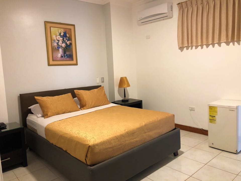 Superior Double Room, 1 Queen Bed | Iron/ironing board (on request), WiFi (free), bed sheets