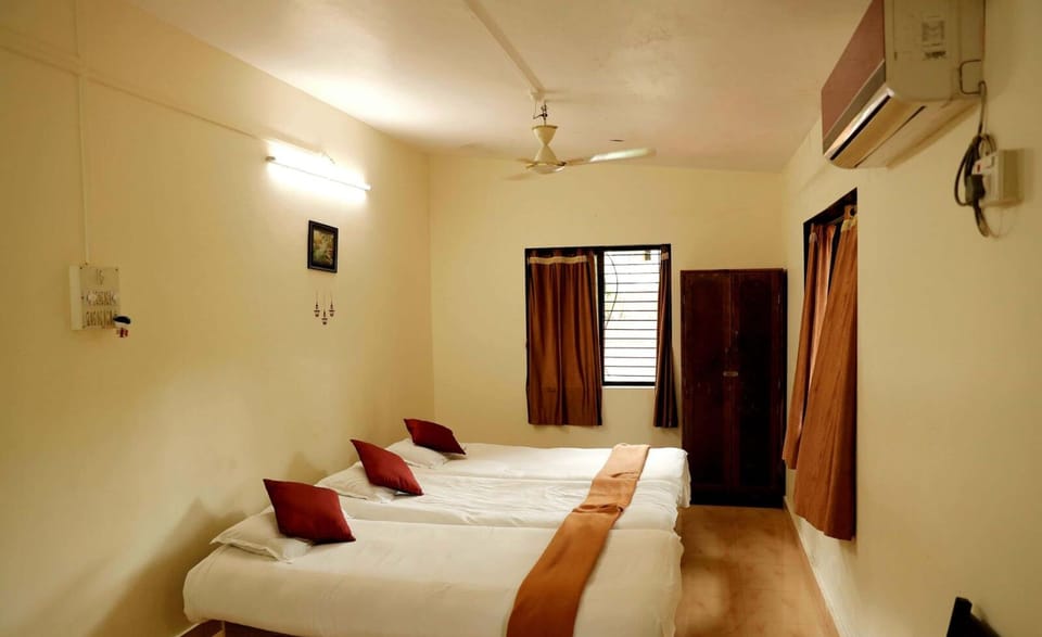 Family Room, Multiple Beds | Desk, laptop workspace, free WiFi, bed sheets