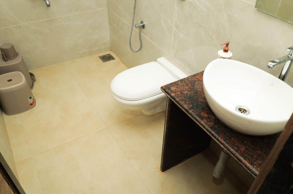 Luxury Room | Bathroom | Shower, rainfall showerhead, free toiletries, towels