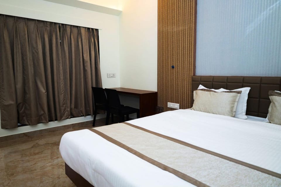Luxury Room | Desk, laptop workspace, free WiFi, bed sheets