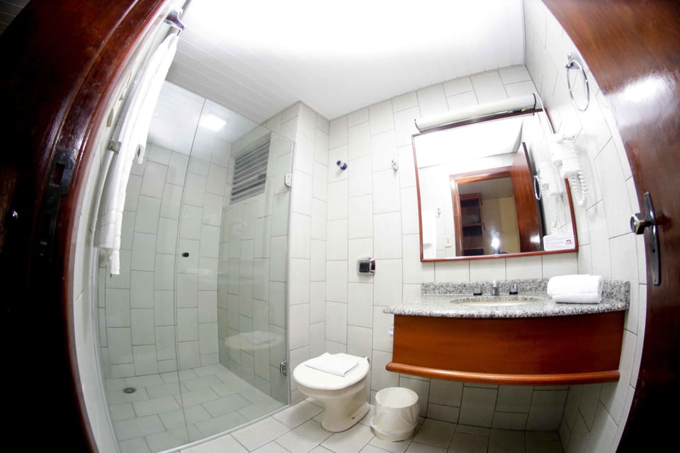 Deluxe Single Room (Single) | Bathroom | Shower, free toiletries, hair dryer, towels