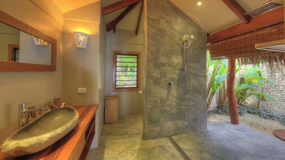 Deluxe  Honeymoon Pool Villa | Bathroom | Towels, soap, shampoo, toilet paper