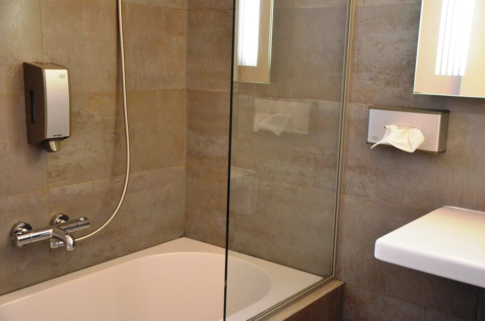 Family Room | Bathroom | Combined shower/tub, free toiletries, hair dryer, towels