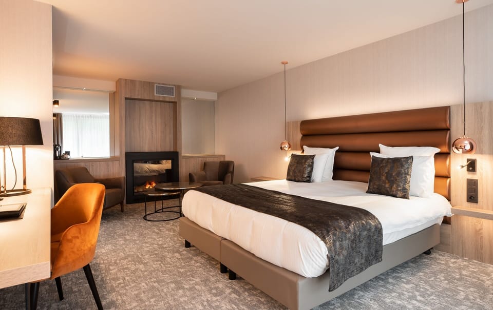 Executive Suite | Minibar, in-room safe, desk, soundproofing