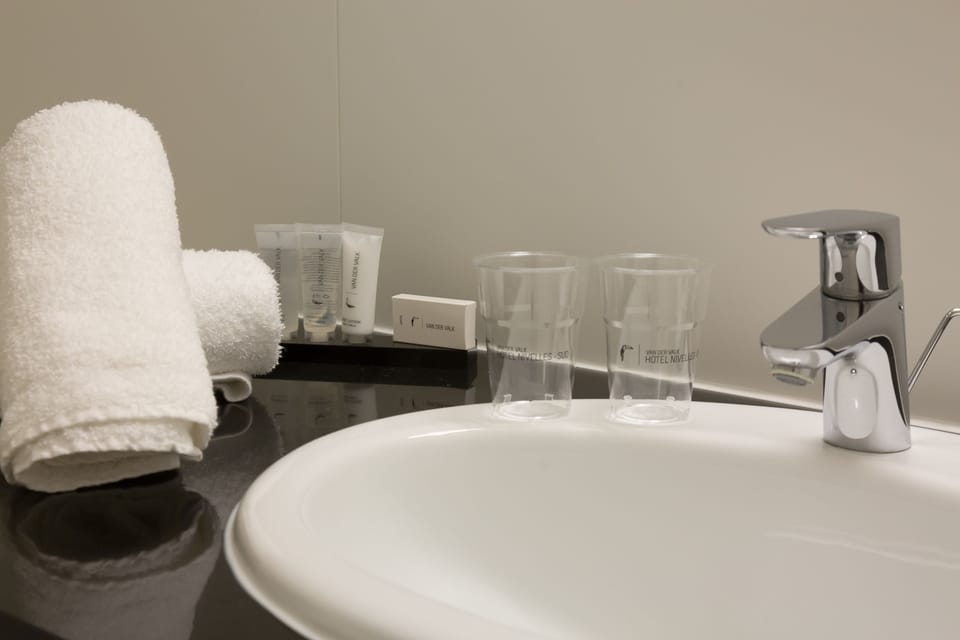 Economy Double Room | Bathroom | Hair dryer, slippers, towels