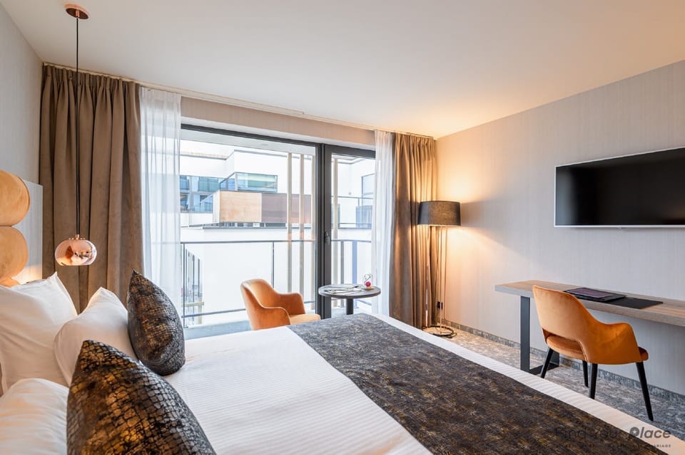 Executive Room | Minibar, in-room safe, desk, soundproofing