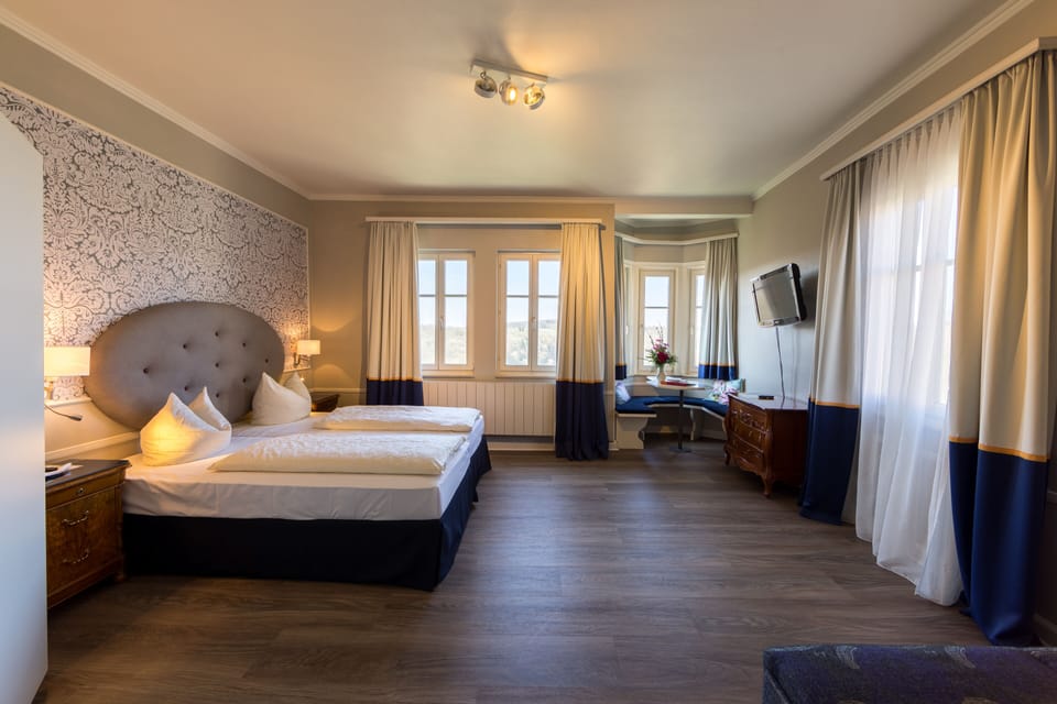 Taubertal bay window room | Premium bedding, individually decorated, individually furnished, desk